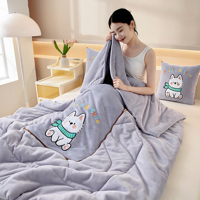 91家纺网 家纺一手货源 找家纺 阳光依佰抱枕被 2025秋冬新款牛奶绒多功能抱枕被系列-调皮狗 调皮狗---丁香紫