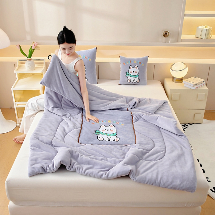 91家纺网 家纺一手货源 找家纺 阳光依佰抱枕被 2025秋冬新款牛奶绒多功能抱枕被系列-调皮狗 调皮狗---丁香紫