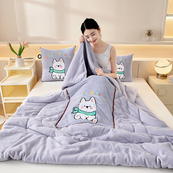 91家纺网 家纺一手货源 找家纺 阳光依佰抱枕被 2025秋冬新款牛奶绒多功能抱枕被系列-调皮狗 调皮狗---丁香紫