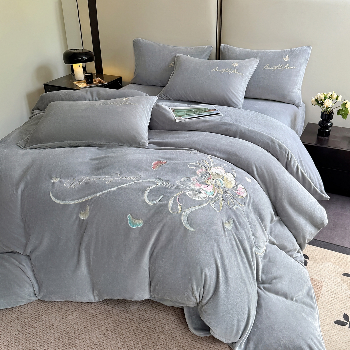91家纺网 家纺一手货源 找家纺 莱凯家纺 2025新款牛奶绒刺绣四件套 花间醉（灰）