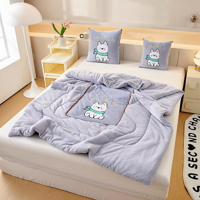 91家纺网 家纺一手货源 找家纺 阳光依佰抱枕被 2025秋冬新款牛奶绒多功能抱枕被系列-调皮狗 调皮狗---丁香紫