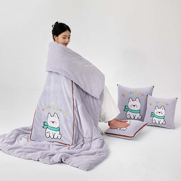 91家纺网 家纺一手货源 找家纺 阳光依佰抱枕被 2025秋冬新款牛奶绒多功能抱枕被系列-调皮狗 调皮狗---丁香紫