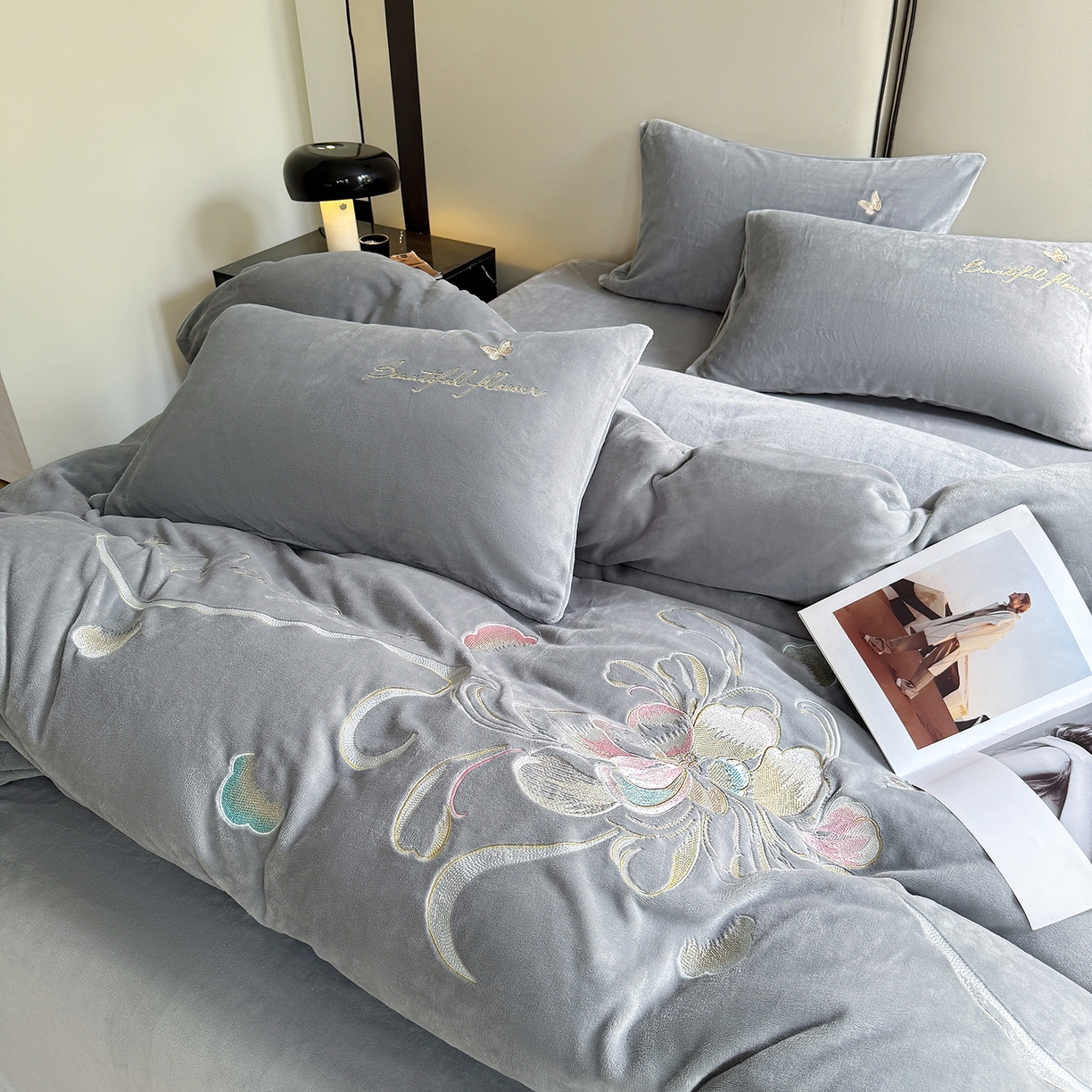 91家纺网 家纺一手货源 找家纺 莱凯家纺 2025新款牛奶绒刺绣四件套 花间醉（灰）