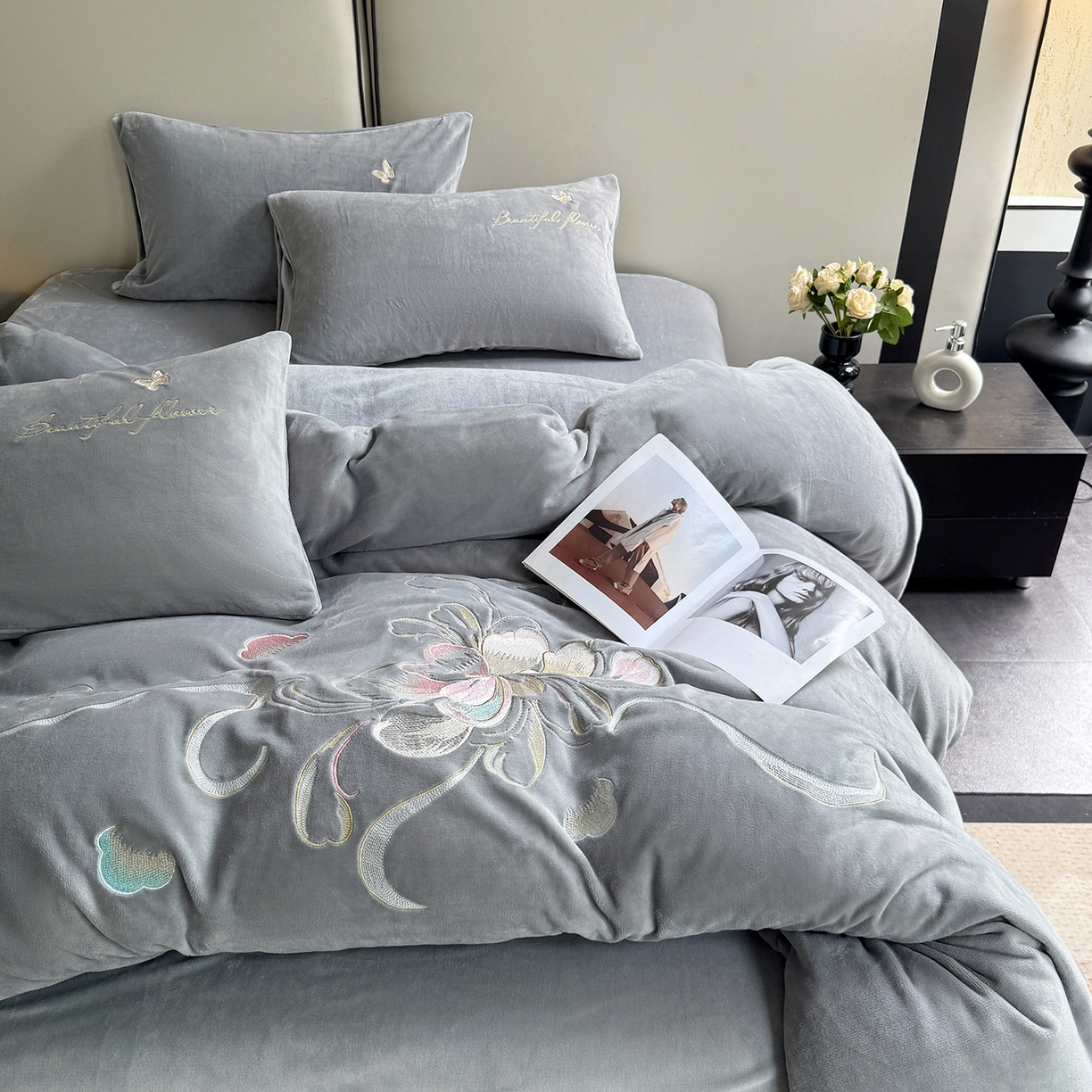 91家纺网 家纺一手货源 找家纺 莱凯家纺 2025新款牛奶绒刺绣四件套 花间醉（灰）