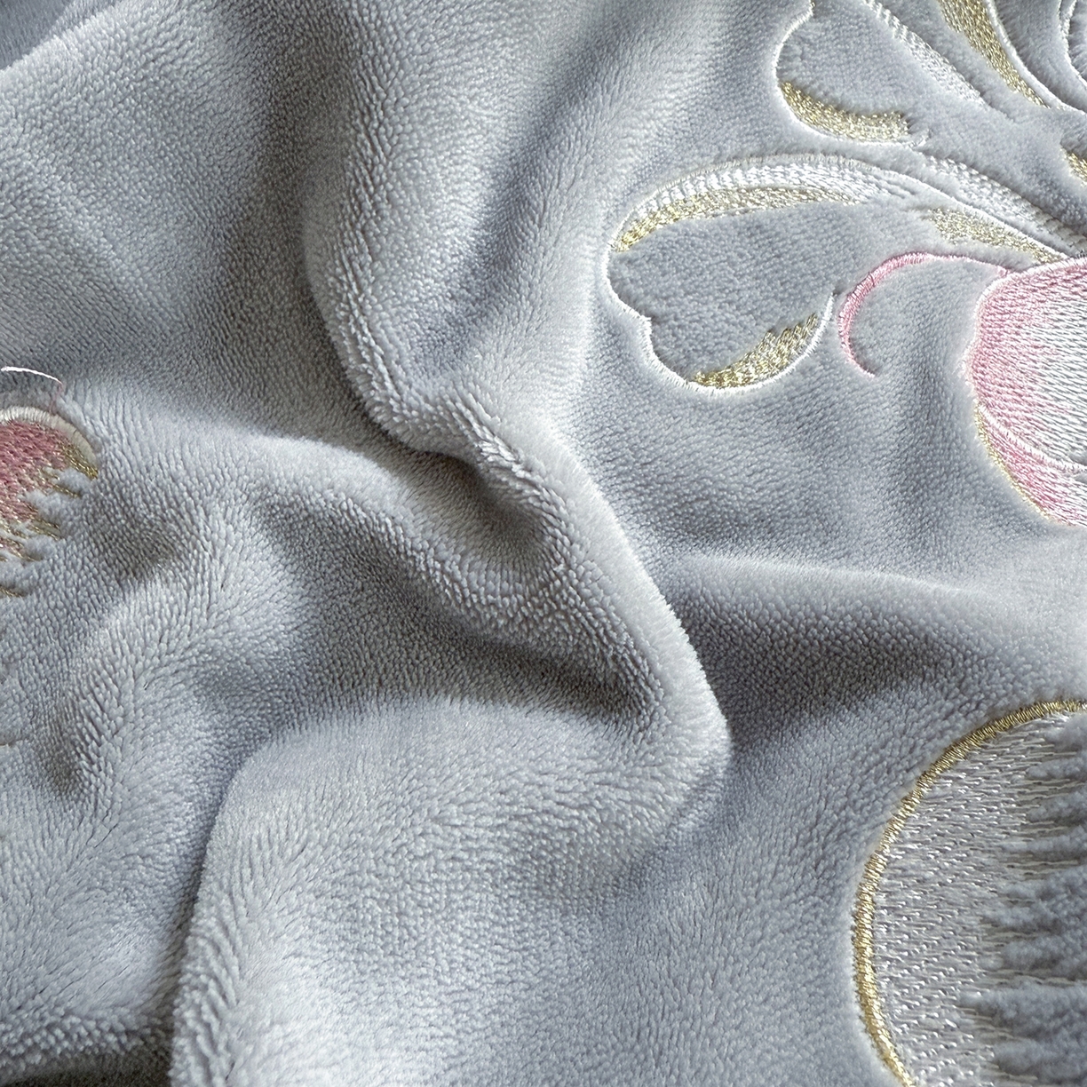 91家纺网 家纺一手货源 找家纺 莱凯家纺 2025新款牛奶绒刺绣四件套 花间醉（灰）