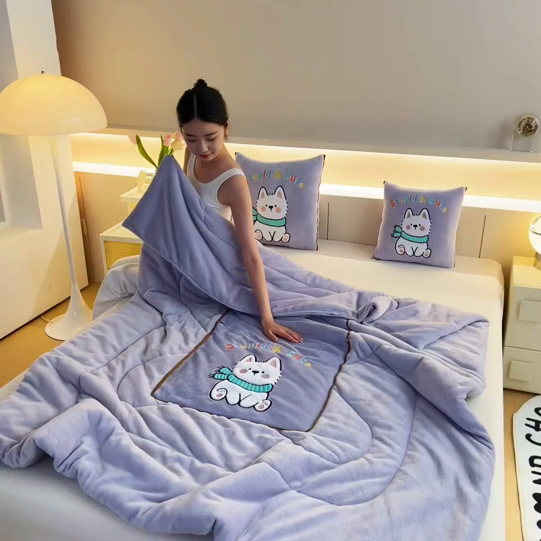 91家纺网 家纺一手货源 找家纺 阳光依佰抱枕被 2025秋冬新款牛奶绒多功能抱枕被系列-调皮狗 调皮狗---丁香紫
