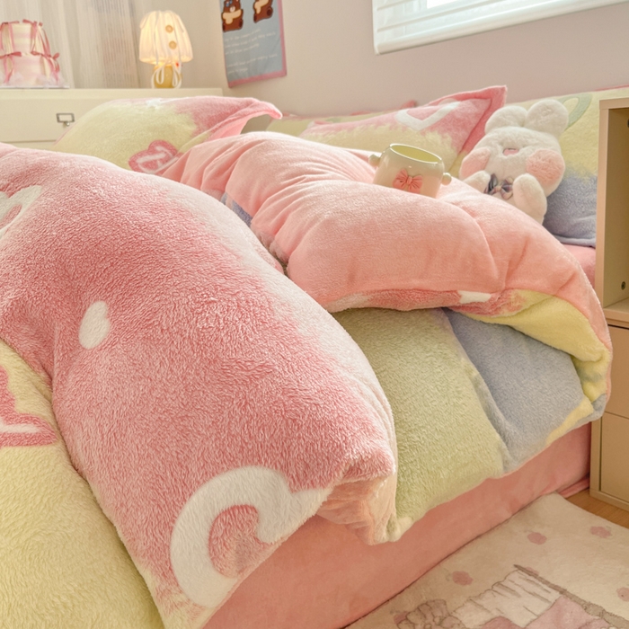 91家纺网 家纺一手货源 找家纺 川悦生活 2025新款立体雪花绒印花大床四件套系列一场景一 彩虹爱语粉