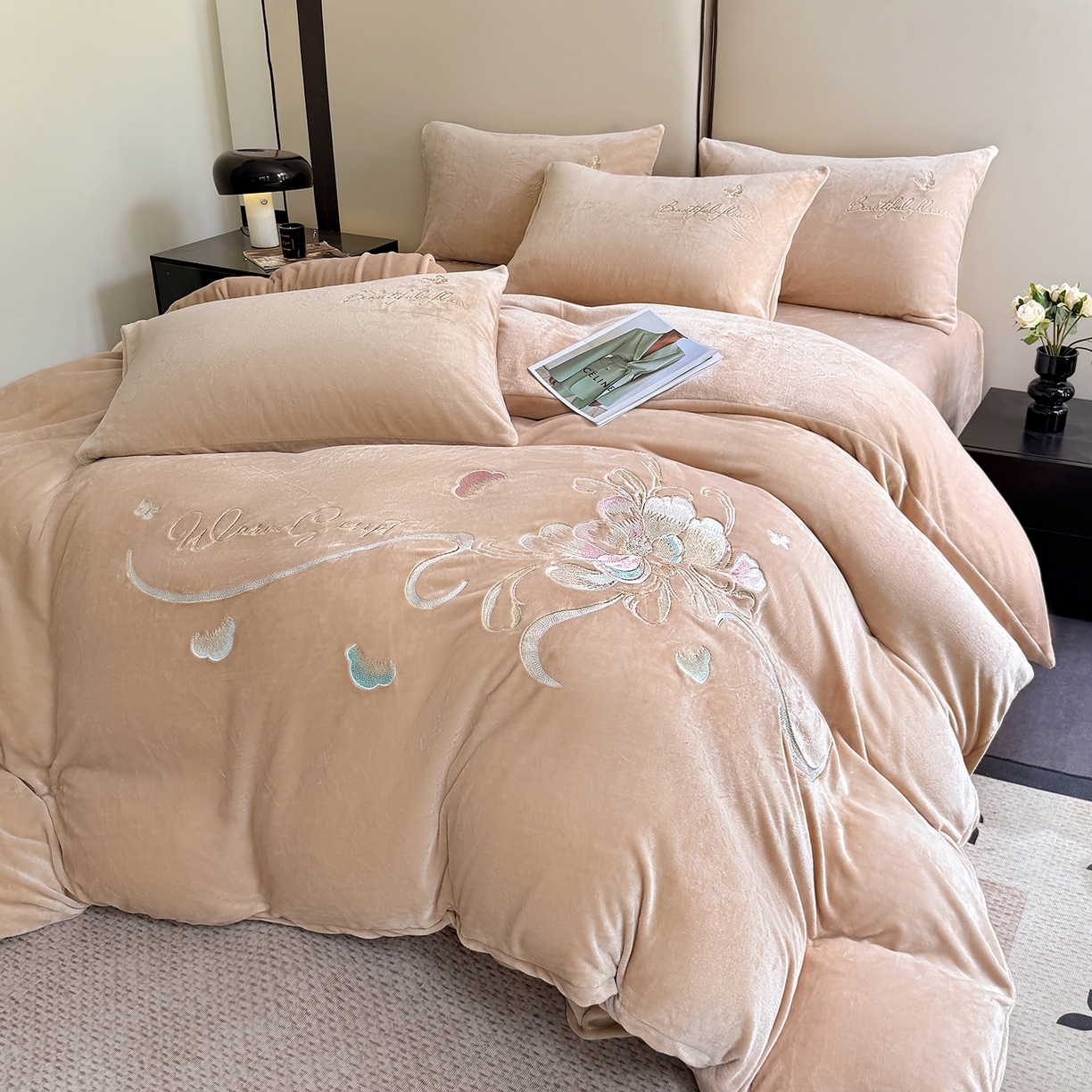 91家纺网 家纺一手货源 找家纺 莱凯家纺 2025新款牛奶绒刺绣四件套 花间醉（卡其）