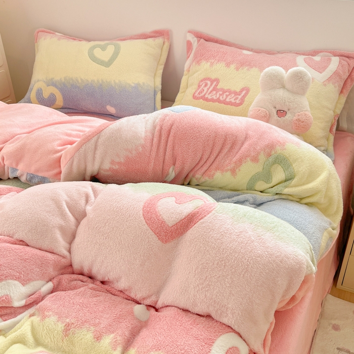 91家纺网 家纺一手货源 找家纺 川悦生活 2025新款立体雪花绒印花大床四件套系列一场景一 彩虹爱语粉