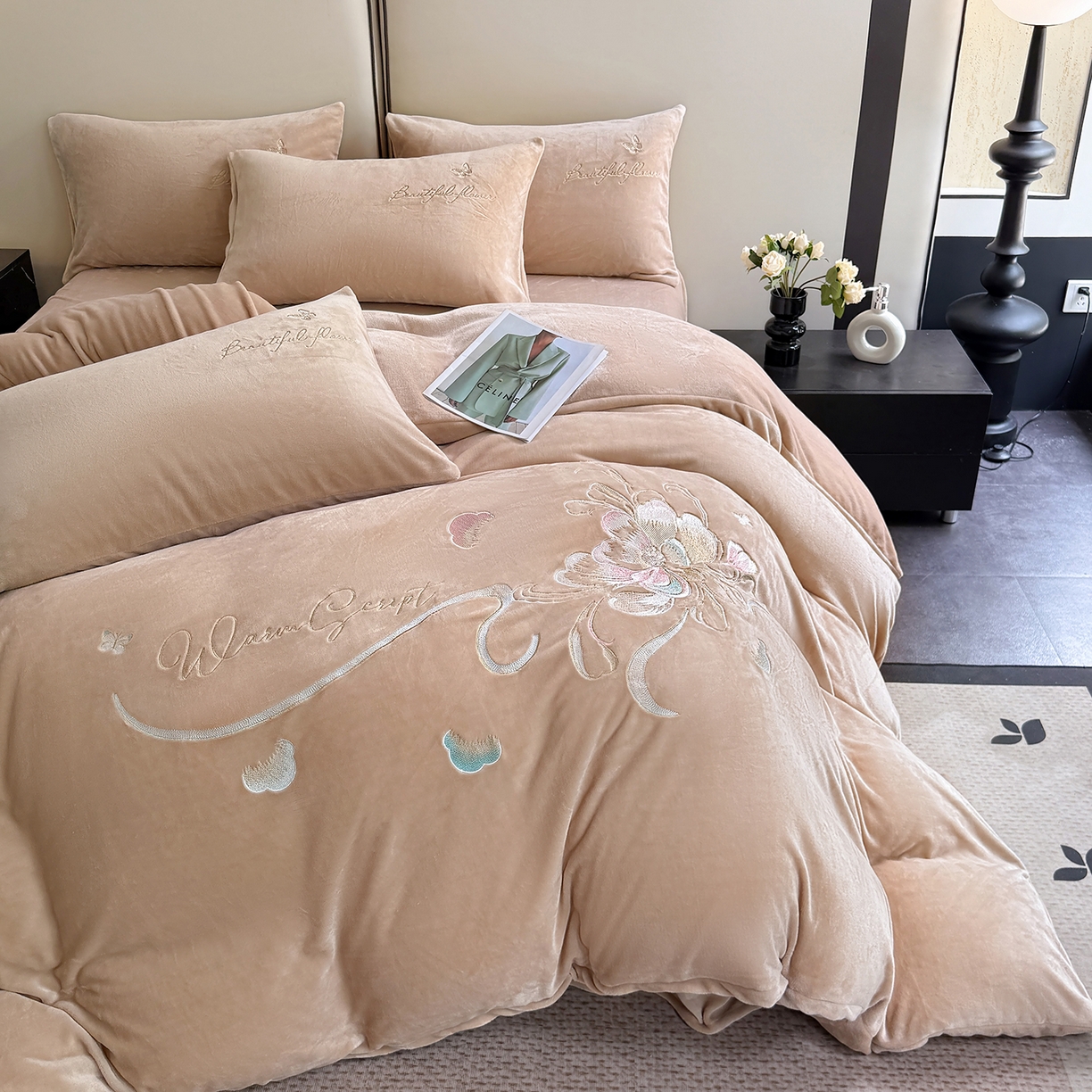 91家纺网 家纺一手货源 找家纺 莱凯家纺 2025新款牛奶绒刺绣四件套 花间醉（卡其）