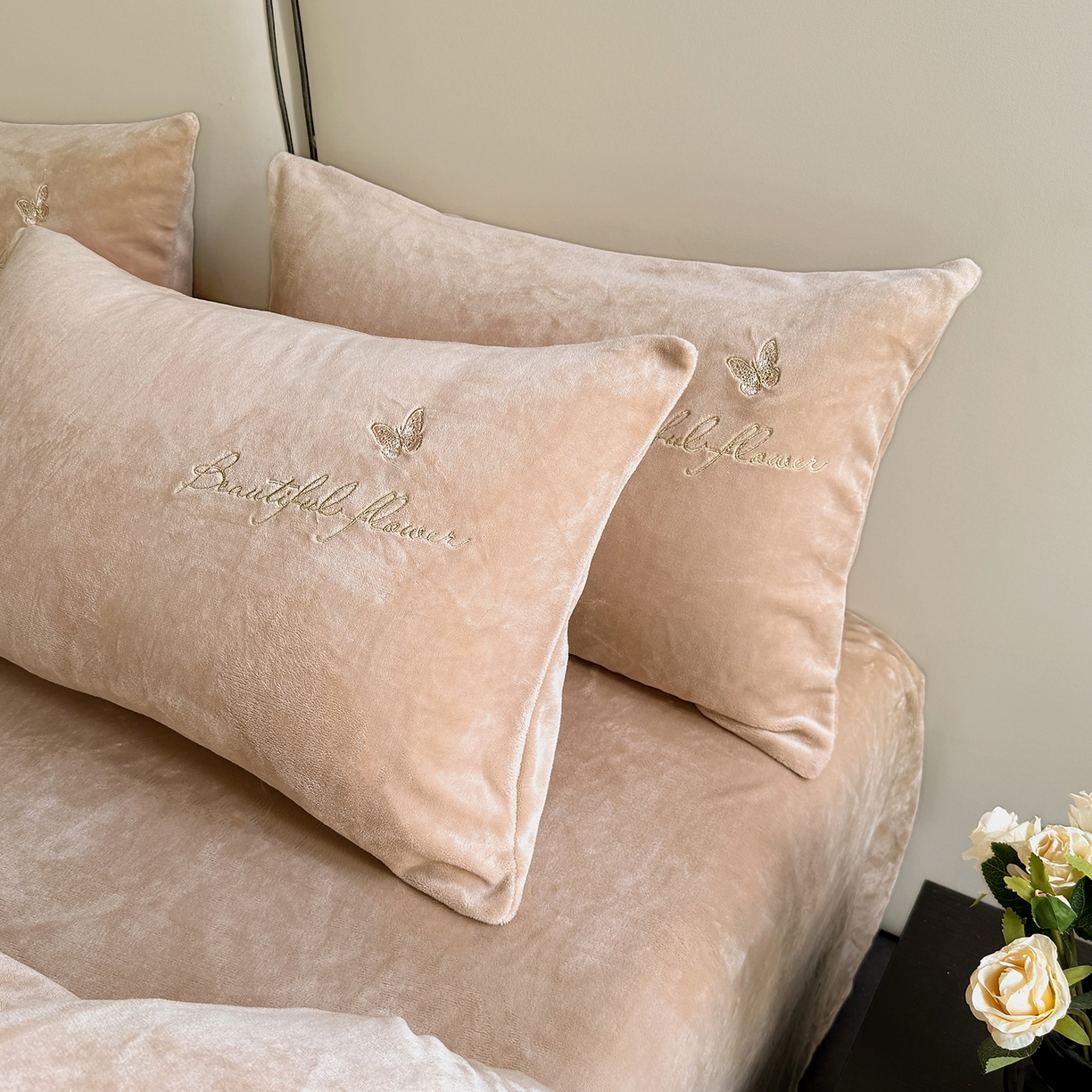 91家纺网 家纺一手货源 找家纺 莱凯家纺 2025新款牛奶绒刺绣四件套 花间醉（卡其）