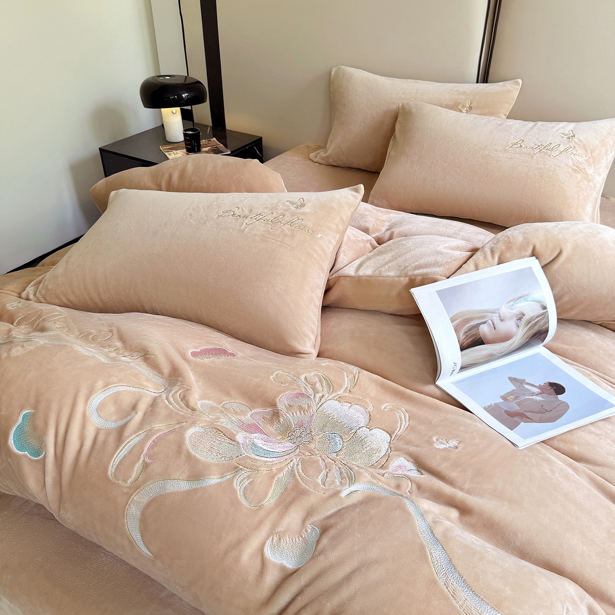 91家纺网 家纺一手货源 找家纺 莱凯家纺 2025新款牛奶绒刺绣四件套 花间醉（卡其）