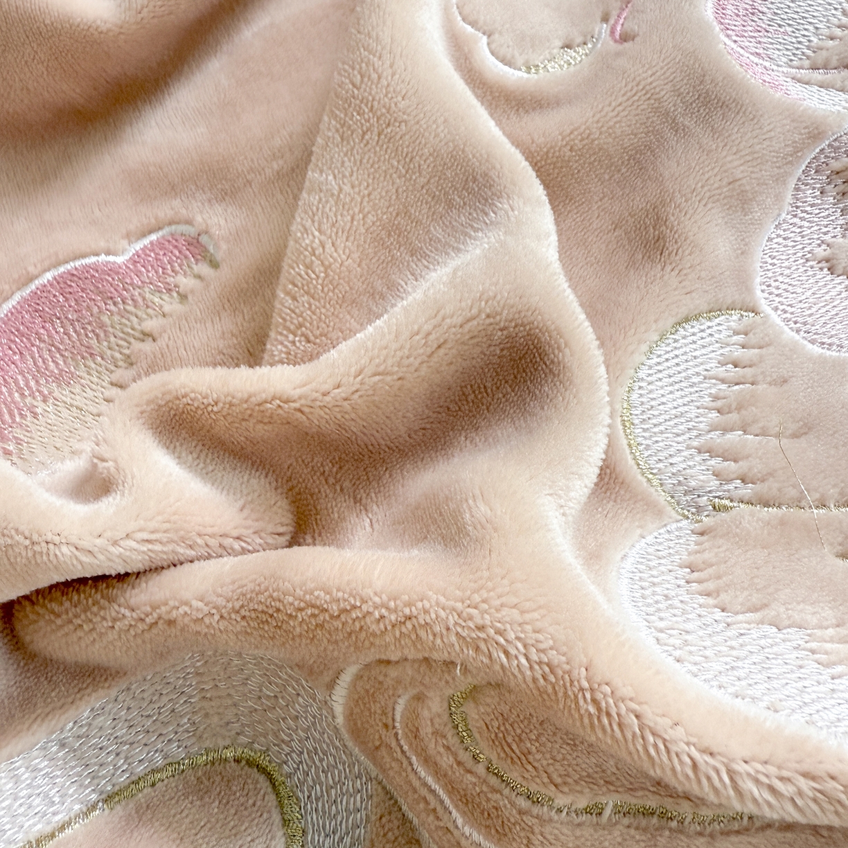 91家纺网 家纺一手货源 找家纺 莱凯家纺 2025新款牛奶绒刺绣四件套 花间醉（卡其）