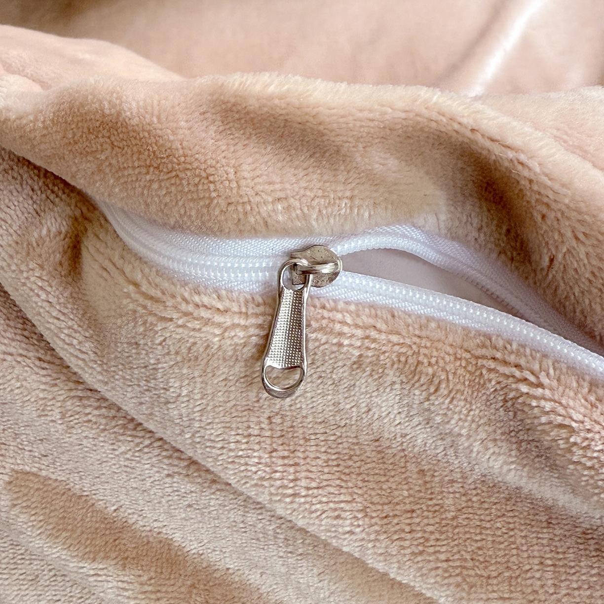 91家纺网 家纺一手货源 找家纺 莱凯家纺 2025新款牛奶绒刺绣四件套 花间醉（卡其）