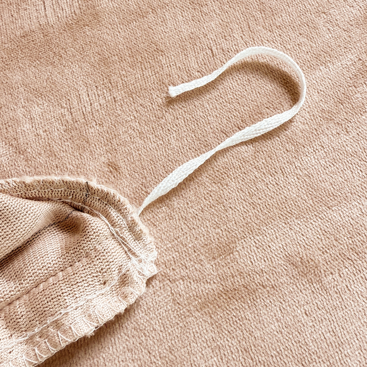 91家纺网 家纺一手货源 找家纺 莱凯家纺 2025新款牛奶绒刺绣四件套 花间醉（卡其）