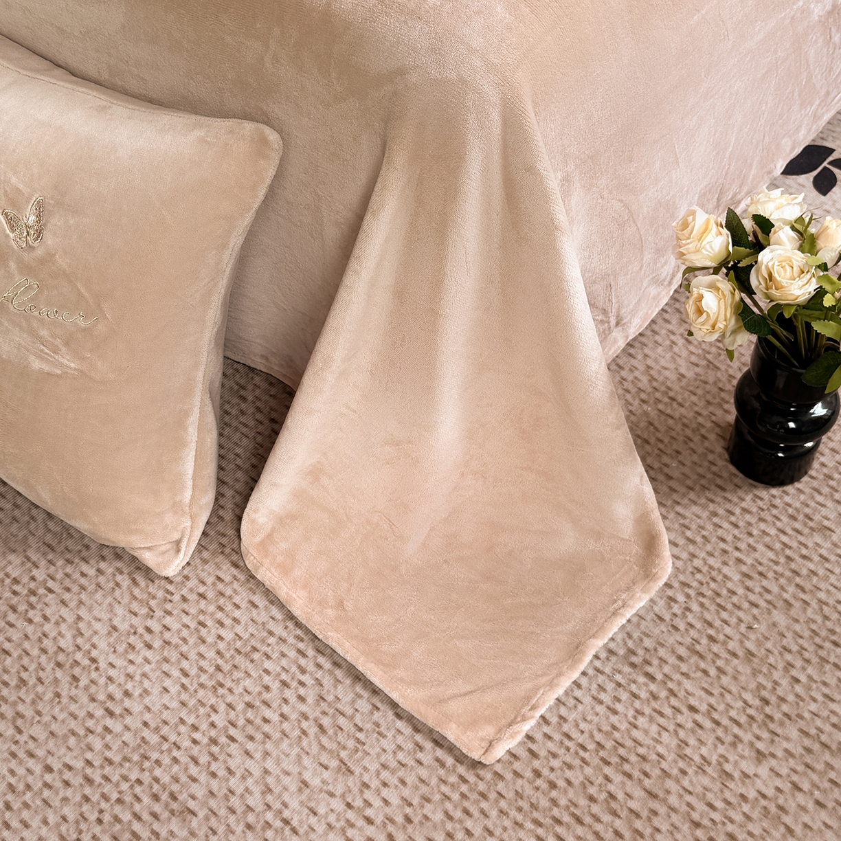 91家纺网 家纺一手货源 找家纺 莱凯家纺 2025新款牛奶绒刺绣四件套 花间醉（卡其）