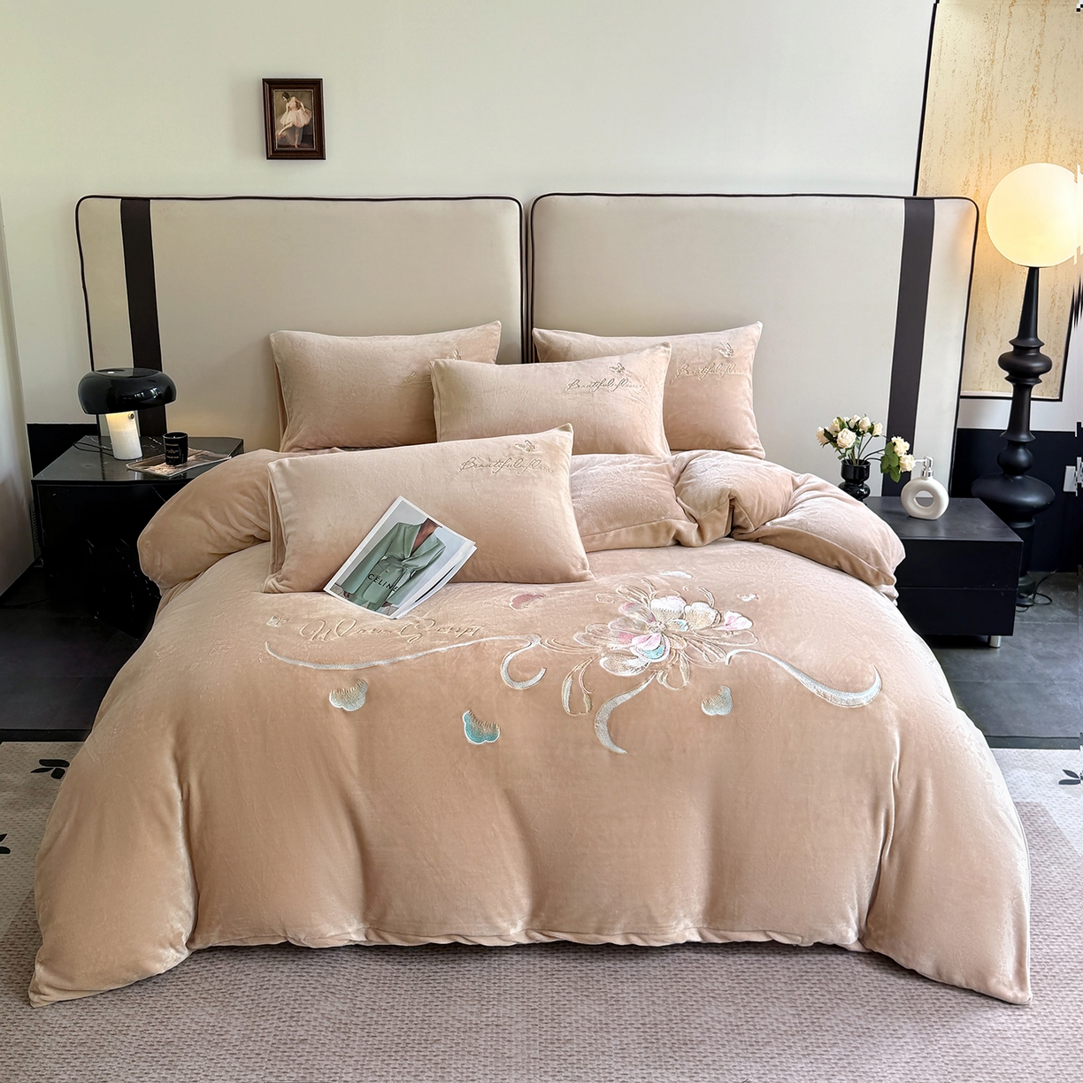 91家纺网 家纺一手货源 找家纺 莱凯家纺 2025新款牛奶绒刺绣四件套 花间醉（卡其）