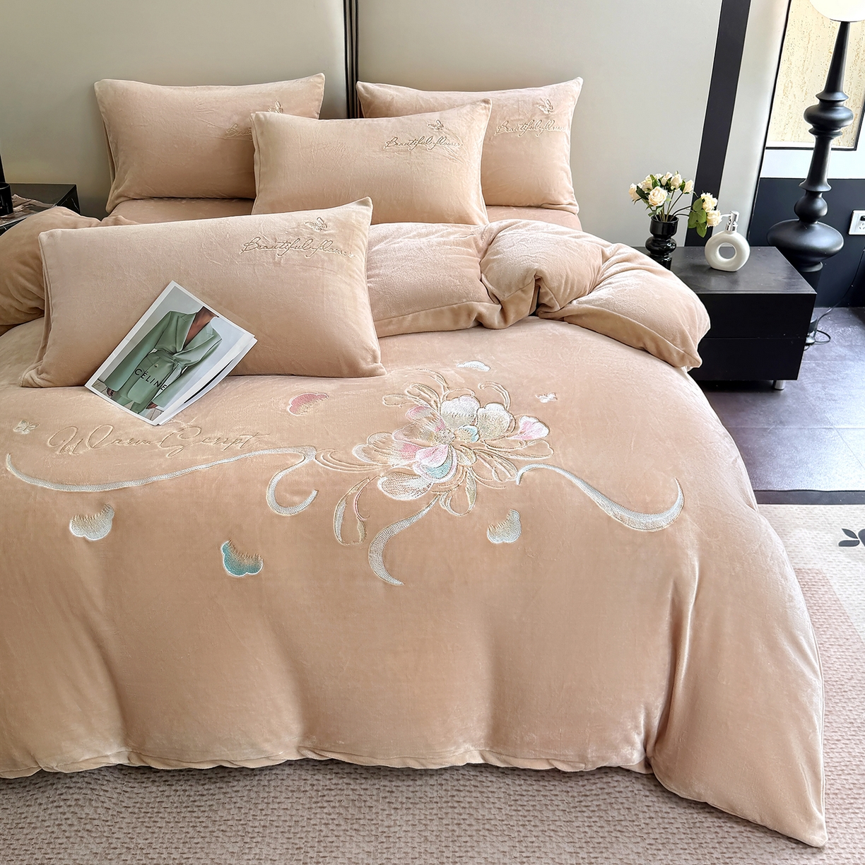 91家纺网 家纺一手货源 找家纺 莱凯家纺 2025新款牛奶绒刺绣四件套 花间醉（卡其）