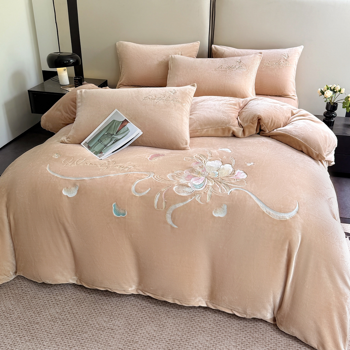 91家纺网 家纺一手货源 找家纺 莱凯家纺 2025新款牛奶绒刺绣四件套 花间醉（卡其）