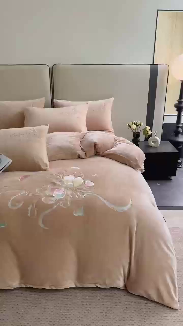 91家纺网 家纺一手货源 找家纺 莱凯家纺 2025新款牛奶绒刺绣四件套 花间醉（卡其）