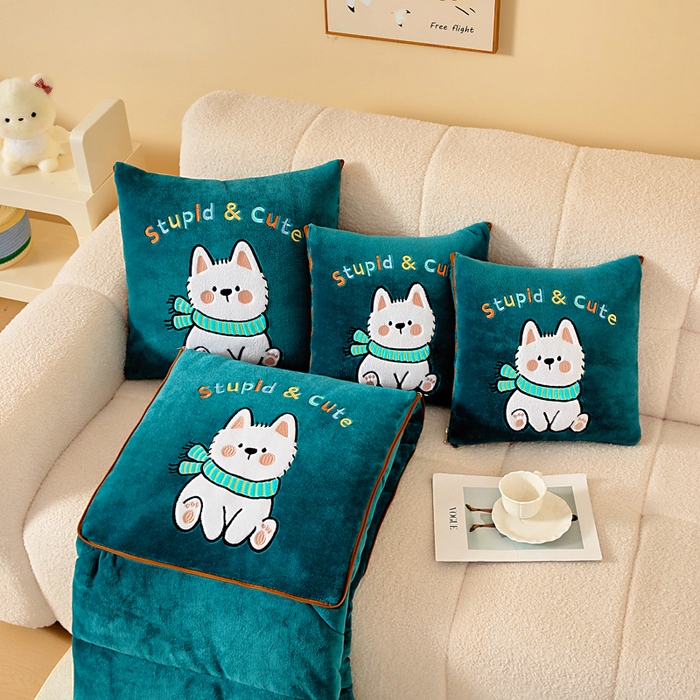 91家纺网 家纺一手货源 找家纺 阳光依佰抱枕被 2025秋冬新款牛奶绒多功能抱枕被系列-调皮狗 调皮狗---孔雀绿