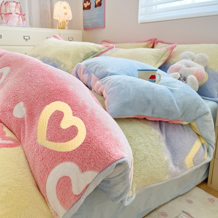 91家纺网 家纺一手货源 找家纺 川悦生活 2025新款立体雪花绒印花大床四件套系列一场景一 彩虹爱语蓝