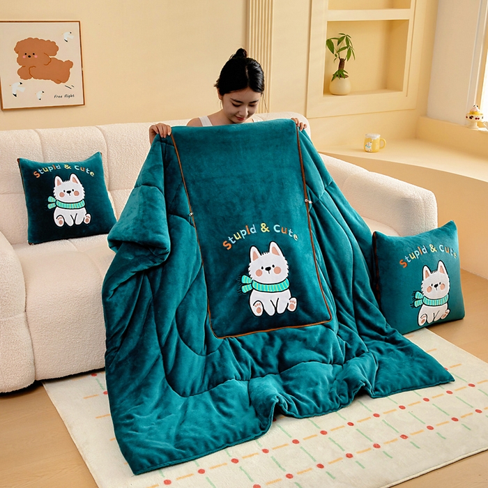 91家纺网 家纺一手货源 找家纺 阳光依佰抱枕被 2025秋冬新款牛奶绒多功能抱枕被系列-调皮狗 调皮狗---孔雀绿