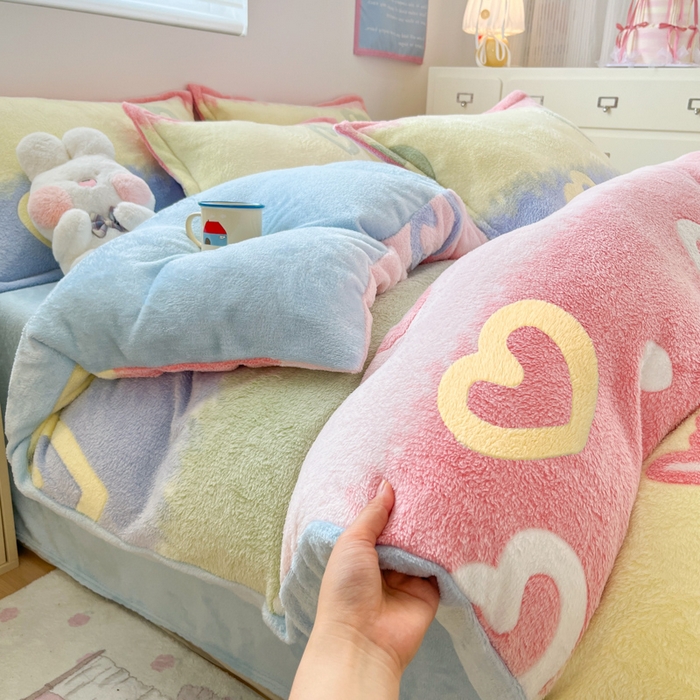 91家纺网 家纺一手货源 找家纺 川悦生活 2025新款立体雪花绒印花大床四件套系列一场景一 彩虹爱语蓝