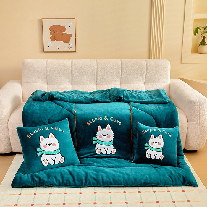 91家纺网 家纺一手货源 找家纺 阳光依佰抱枕被 2025秋冬新款牛奶绒多功能抱枕被系列-调皮狗 调皮狗---孔雀绿