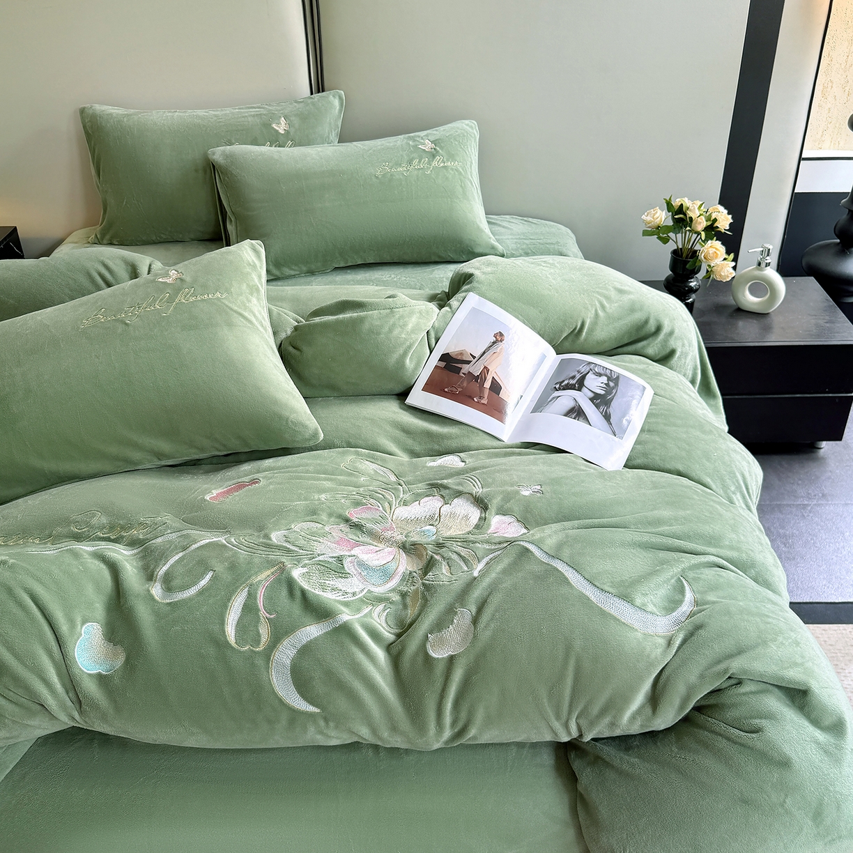 91家纺网 家纺一手货源 找家纺 莱凯家纺 2025新款牛奶绒刺绣四件套 花间醉（绿）