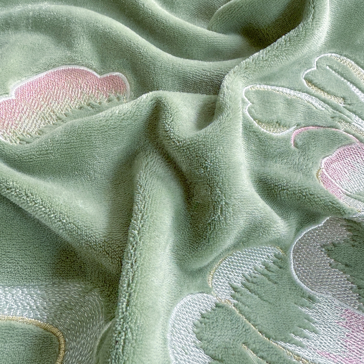 91家纺网 家纺一手货源 找家纺 莱凯家纺 2025新款牛奶绒刺绣四件套 花间醉（绿）