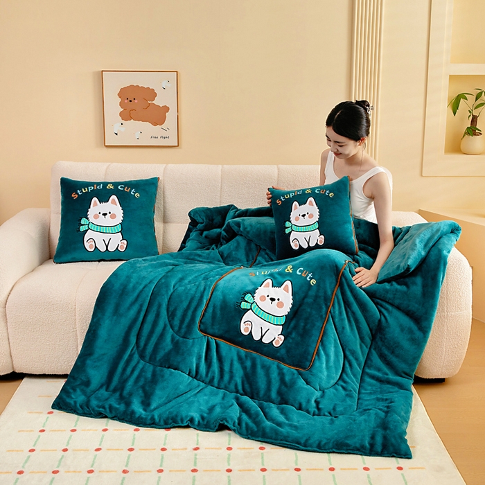 91家纺网 家纺一手货源 找家纺 阳光依佰抱枕被 2025秋冬新款牛奶绒多功能抱枕被系列-调皮狗 调皮狗---孔雀绿