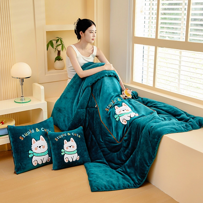 91家纺网 家纺一手货源 找家纺 阳光依佰抱枕被 2025秋冬新款牛奶绒多功能抱枕被系列-调皮狗 调皮狗---孔雀绿