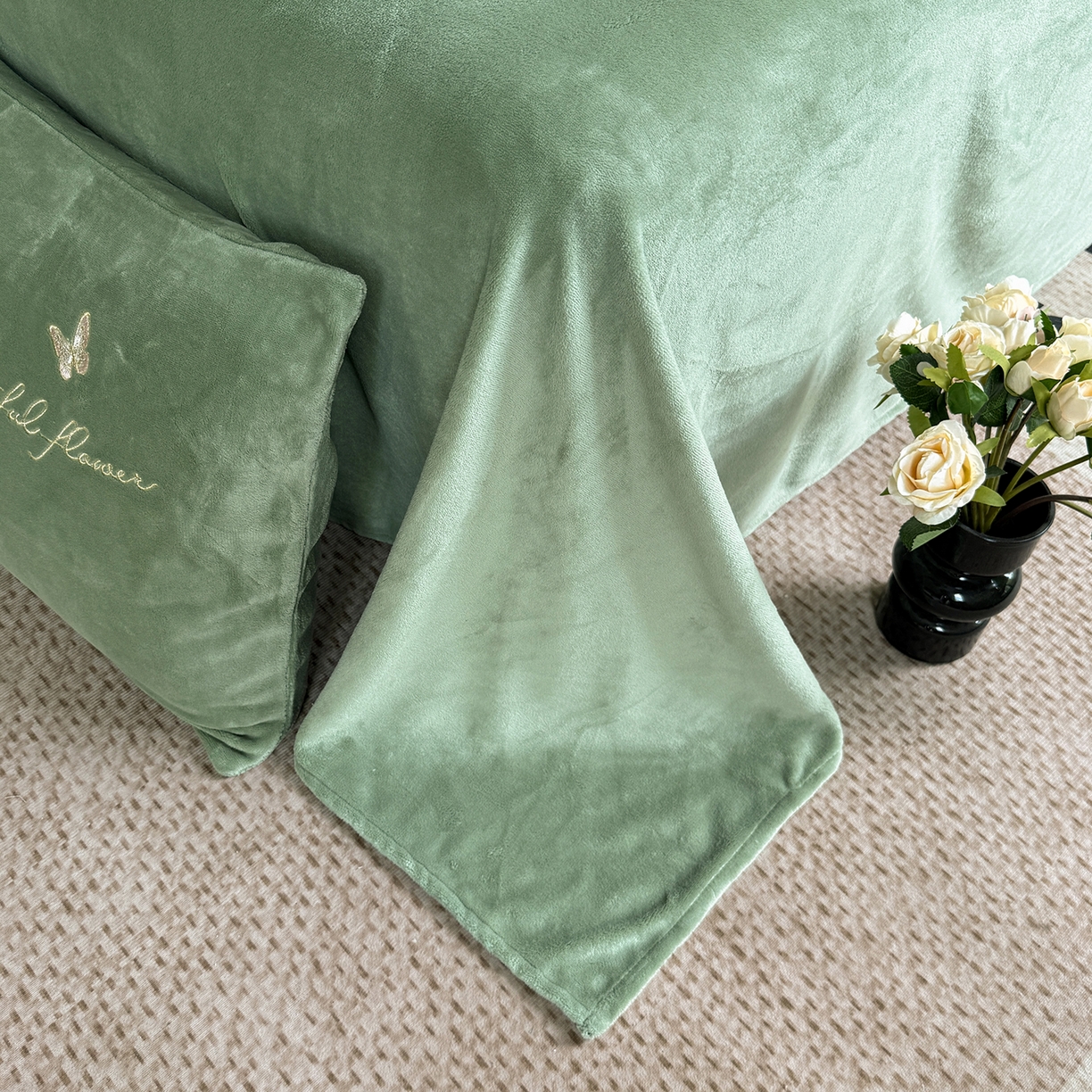 91家纺网 家纺一手货源 找家纺 莱凯家纺 2025新款牛奶绒刺绣四件套 花间醉（绿）