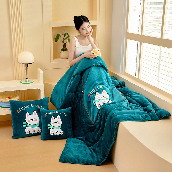 91家纺网 家纺一手货源 找家纺 阳光依佰抱枕被 2025秋冬新款牛奶绒多功能抱枕被系列-调皮狗 调皮狗---孔雀绿