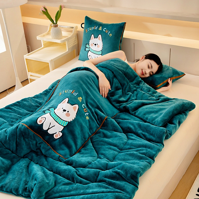 91家纺网 家纺一手货源 找家纺 阳光依佰抱枕被 2025秋冬新款牛奶绒多功能抱枕被系列-调皮狗 调皮狗---孔雀绿