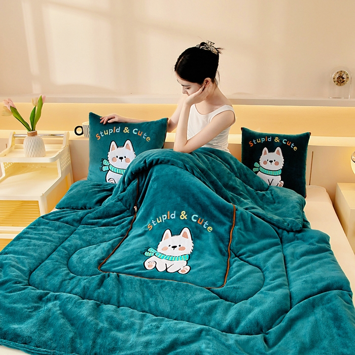 91家纺网 家纺一手货源 找家纺 阳光依佰抱枕被 2025秋冬新款牛奶绒多功能抱枕被系列-调皮狗 调皮狗---孔雀绿