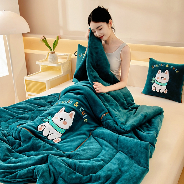 91家纺网 家纺一手货源 找家纺 阳光依佰抱枕被 2025秋冬新款牛奶绒多功能抱枕被系列-调皮狗 调皮狗---孔雀绿