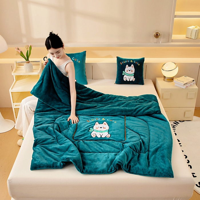 91家纺网 家纺一手货源 找家纺 阳光依佰抱枕被 2025秋冬新款牛奶绒多功能抱枕被系列-调皮狗 调皮狗---孔雀绿