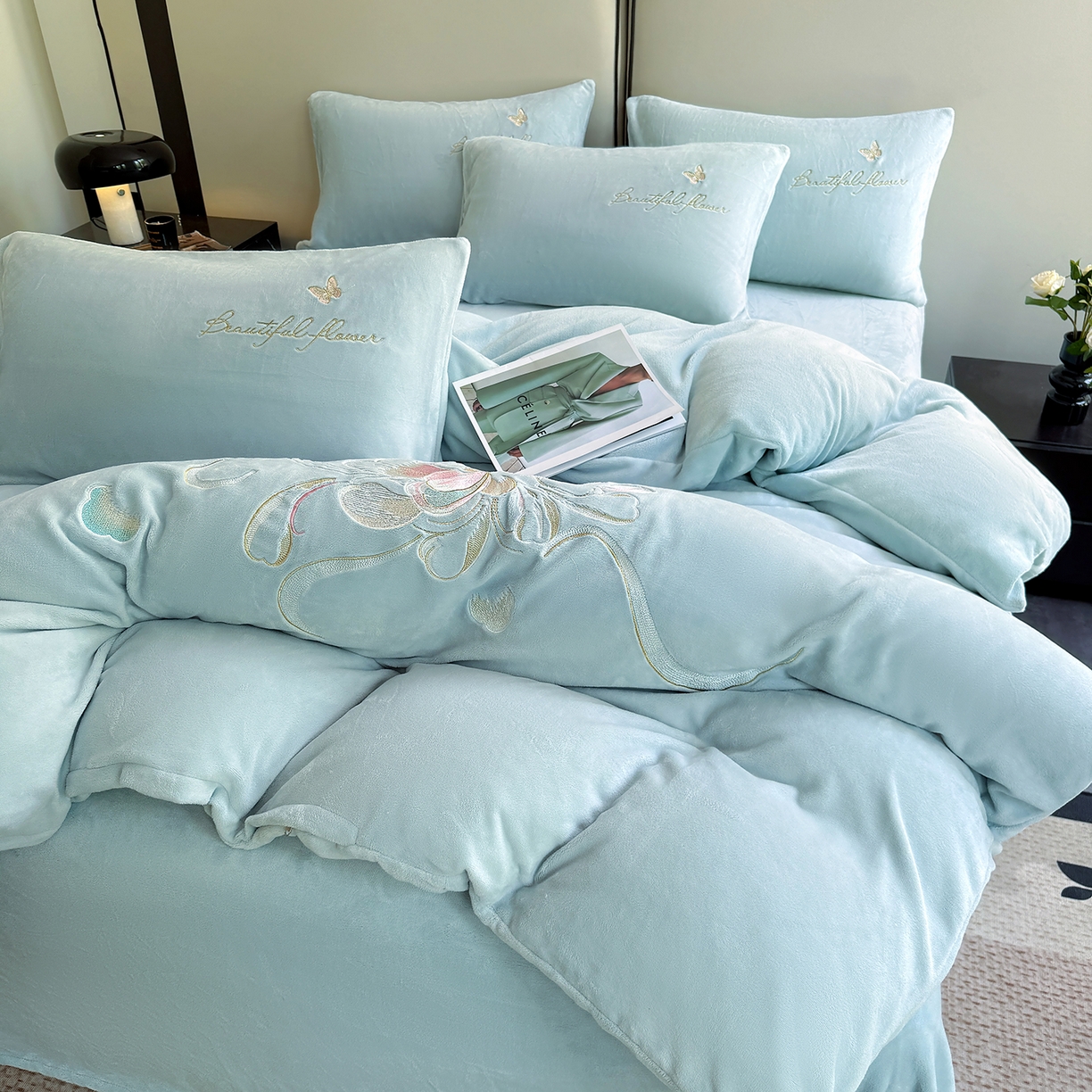 91家纺网 家纺一手货源 找家纺 莱凯家纺 2025新款牛奶绒刺绣四件套 花间醉（浅蓝）