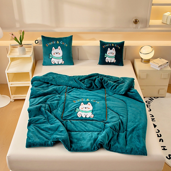 91家纺网 家纺一手货源 找家纺 阳光依佰抱枕被 2025秋冬新款牛奶绒多功能抱枕被系列-调皮狗 调皮狗---孔雀绿