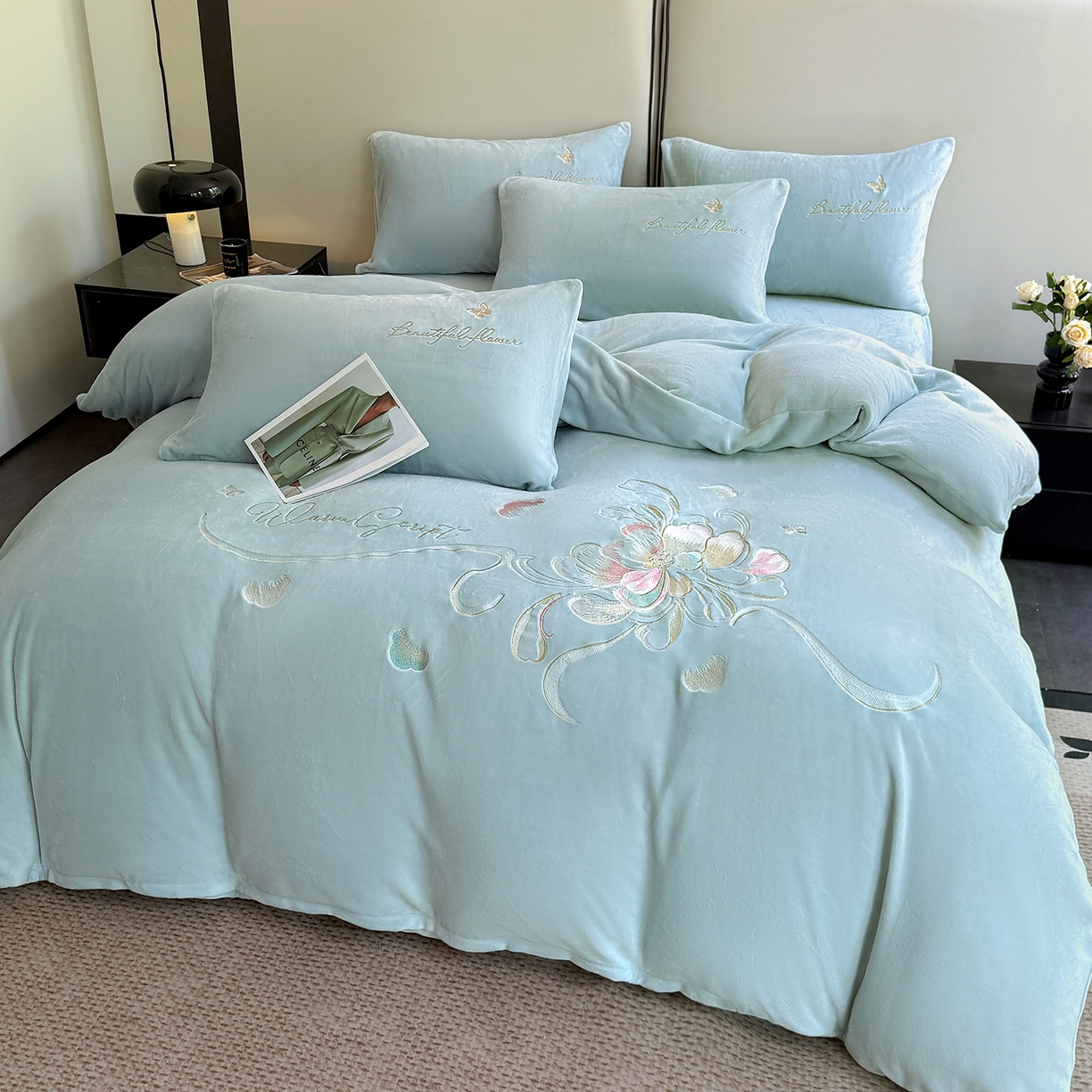 91家纺网 家纺一手货源 找家纺 莱凯家纺 2025新款牛奶绒刺绣四件套 花间醉（浅蓝）