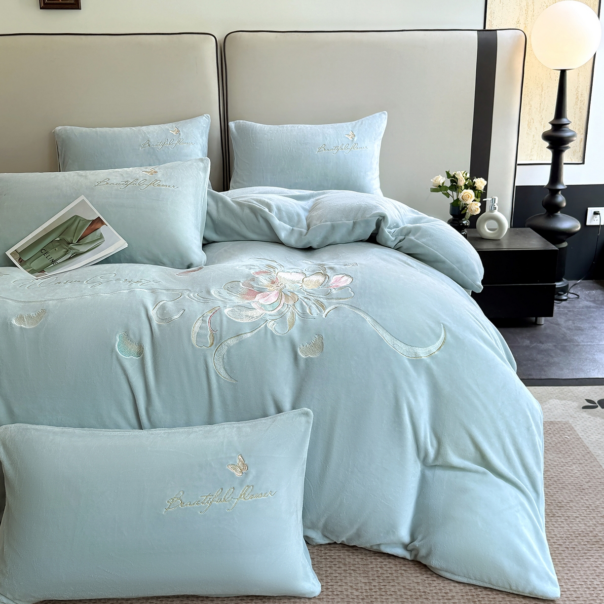 91家纺网 家纺一手货源 找家纺 莱凯家纺 2025新款牛奶绒刺绣四件套 花间醉（浅蓝）