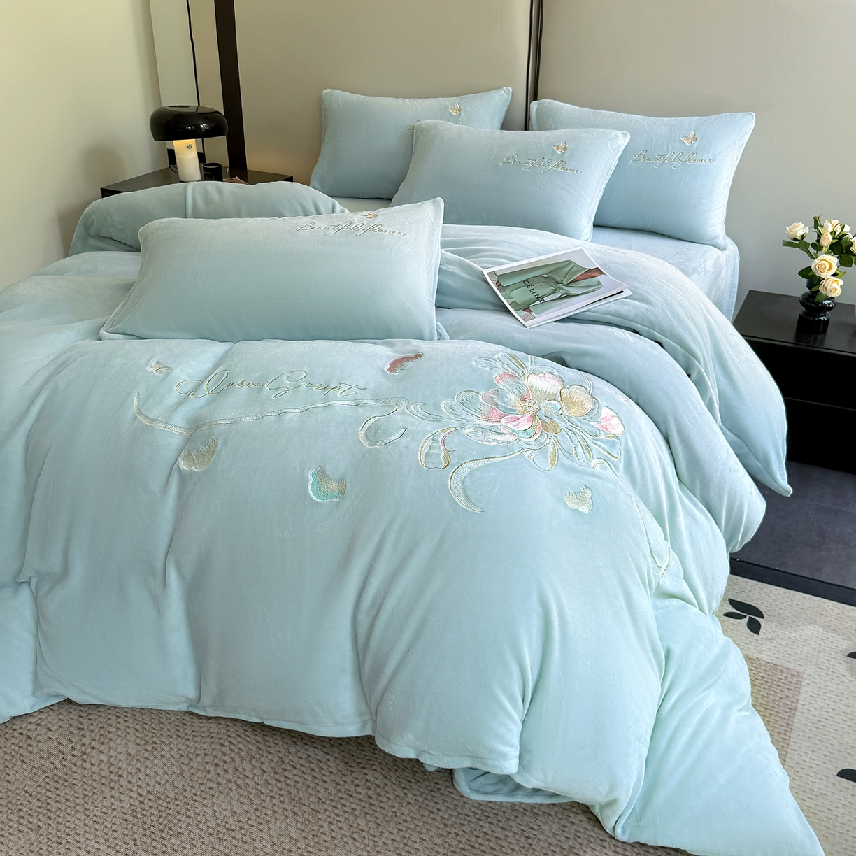 91家纺网 家纺一手货源 找家纺 莱凯家纺 2025新款牛奶绒刺绣四件套 花间醉（浅蓝）