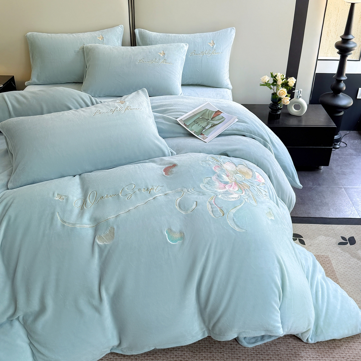 91家纺网 家纺一手货源 找家纺 莱凯家纺 2025新款牛奶绒刺绣四件套 花间醉（浅蓝）