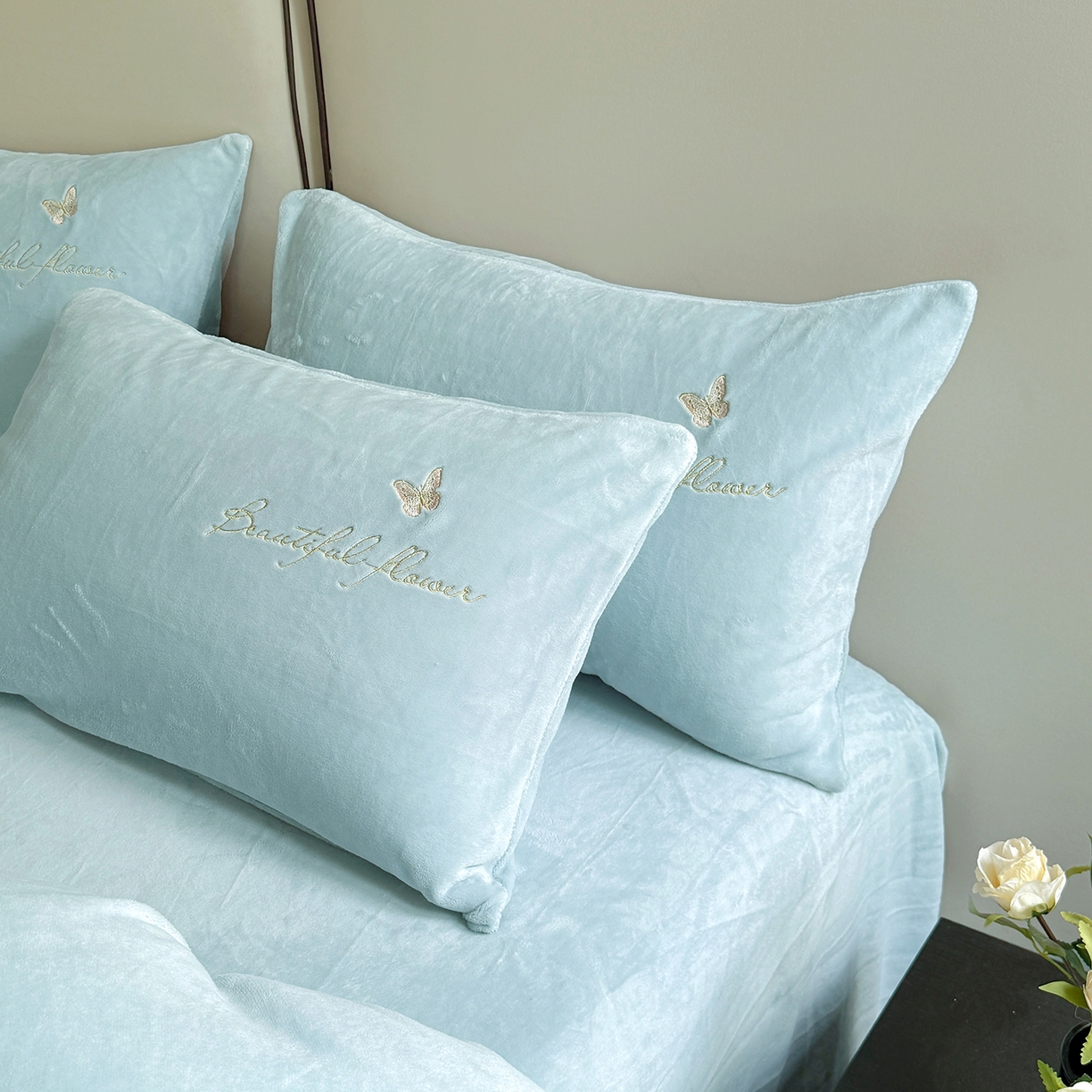 91家纺网 家纺一手货源 找家纺 莱凯家纺 2025新款牛奶绒刺绣四件套 花间醉（浅蓝）