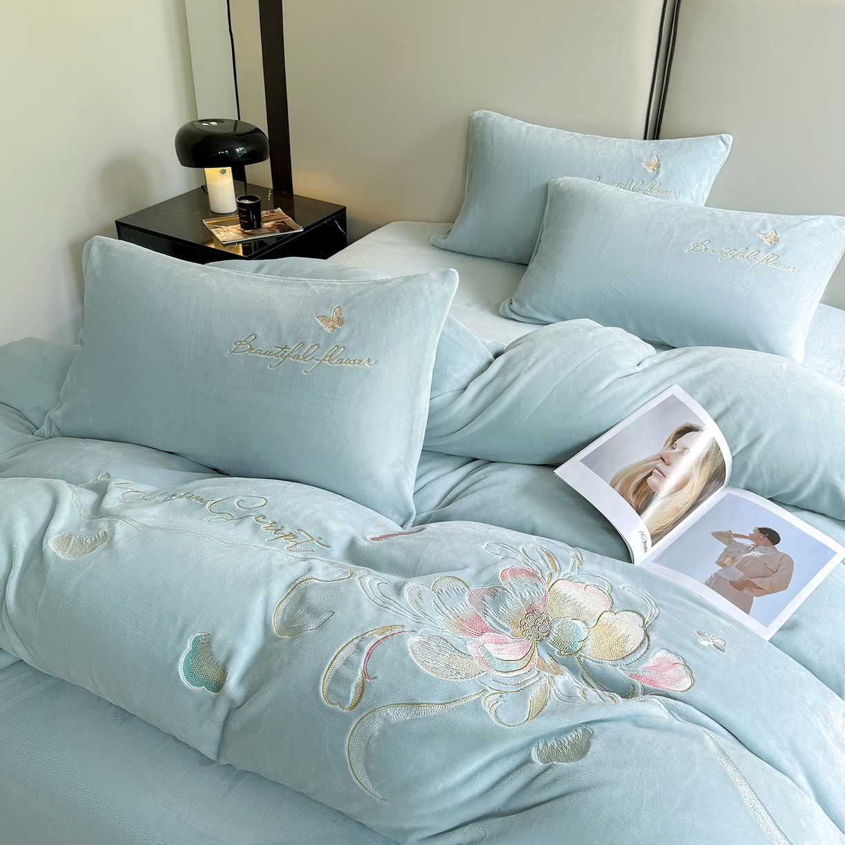 91家纺网 家纺一手货源 找家纺 莱凯家纺 2025新款牛奶绒刺绣四件套 花间醉（浅蓝）