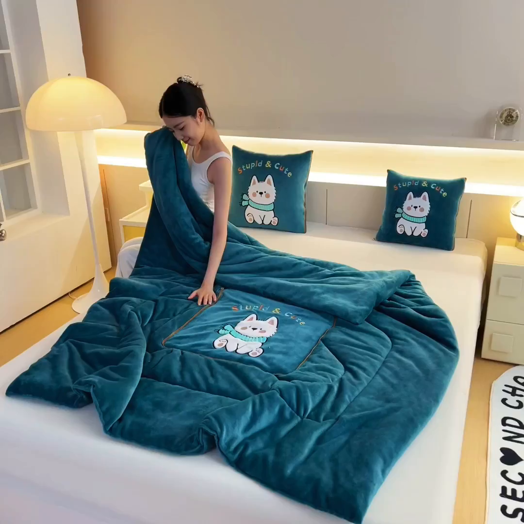 91家纺网 家纺一手货源 找家纺 阳光依佰抱枕被 2025秋冬新款牛奶绒多功能抱枕被系列-调皮狗 调皮狗---孔雀绿