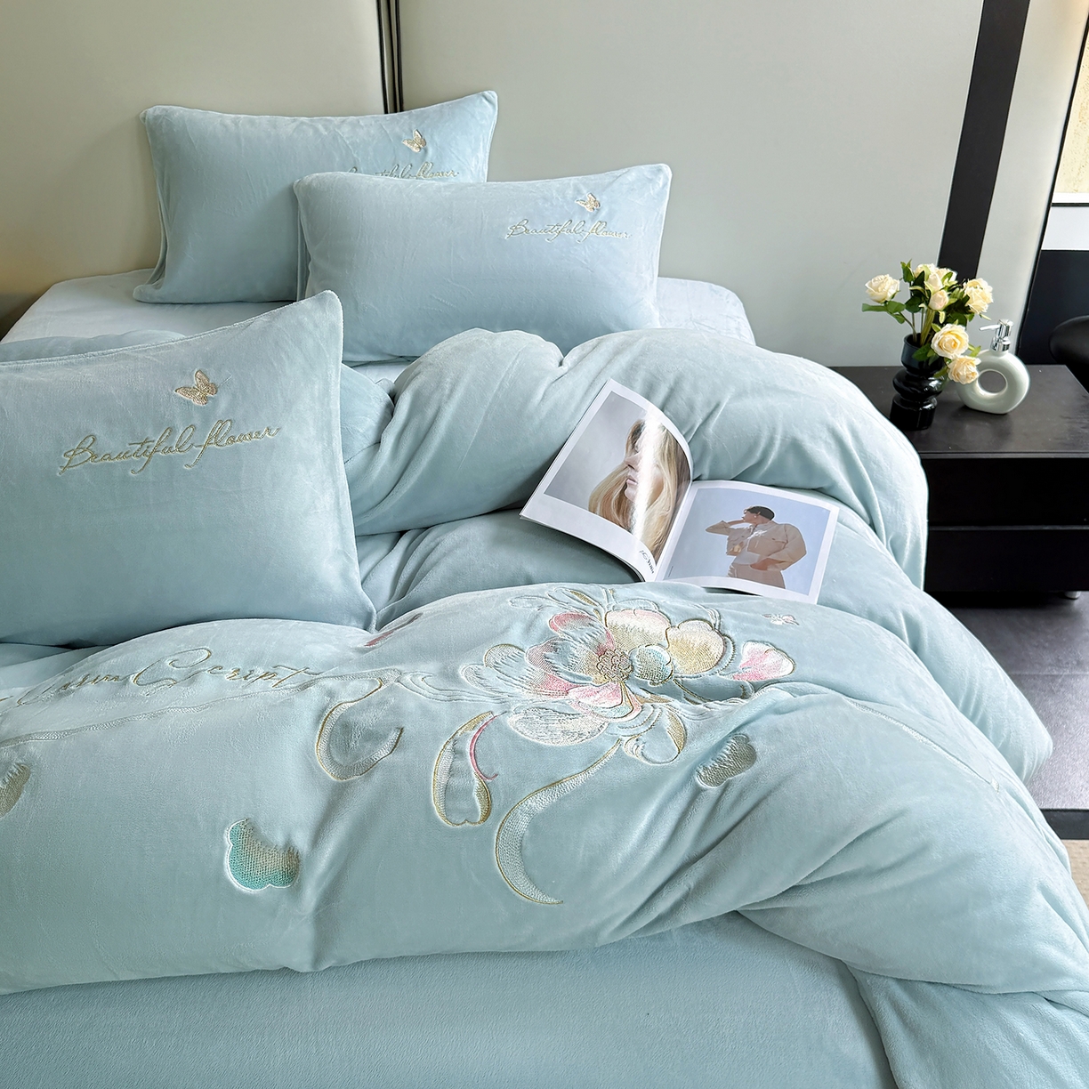 91家纺网 家纺一手货源 找家纺 莱凯家纺 2025新款牛奶绒刺绣四件套 花间醉（浅蓝）