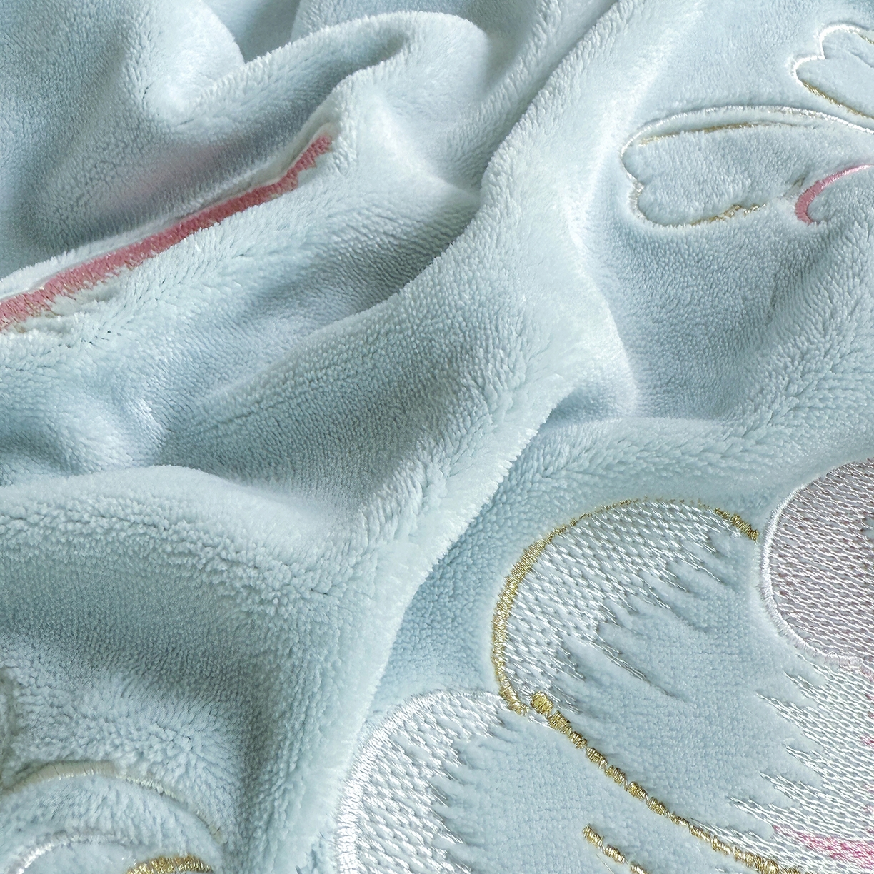 91家纺网 家纺一手货源 找家纺 莱凯家纺 2025新款牛奶绒刺绣四件套 花间醉（浅蓝）